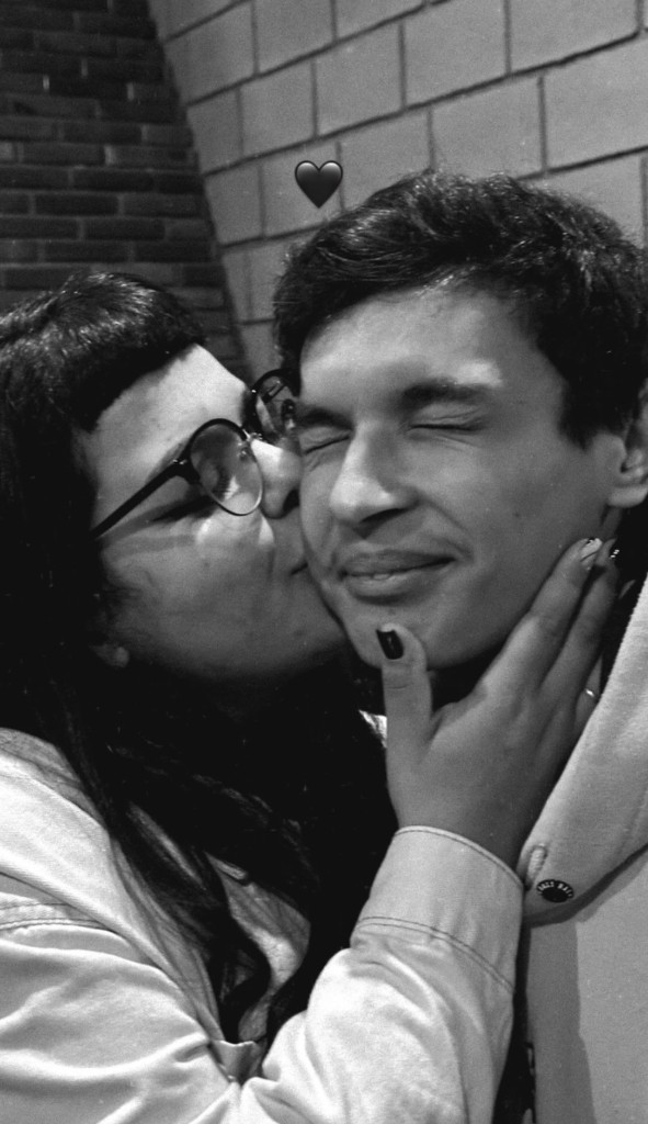 Gabi beijando Conguitos, o namorado, no rosto