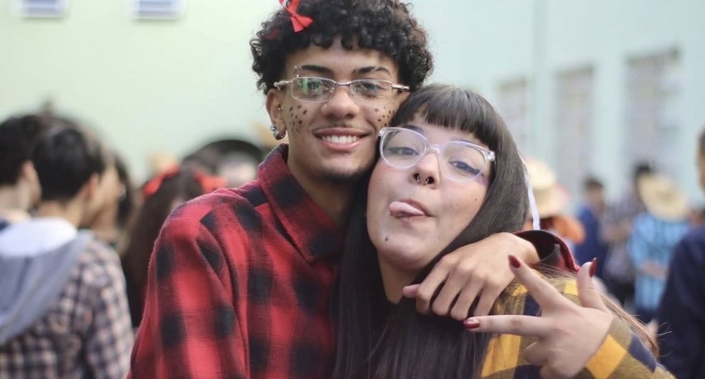 Gabi e o primo na festa, o hero dos 20 anos